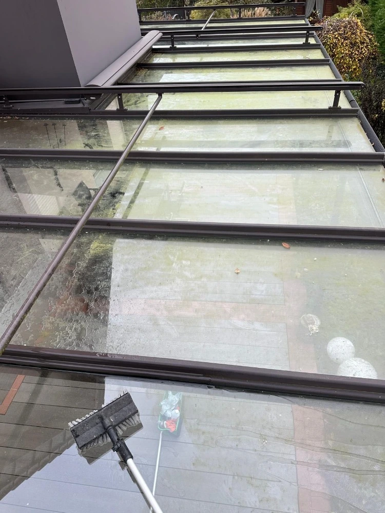 Ein verschmutztes Glasdachs eines Wintergartens