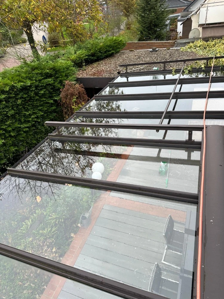 Ein gereinigtes Glasdach eines Wintergartens