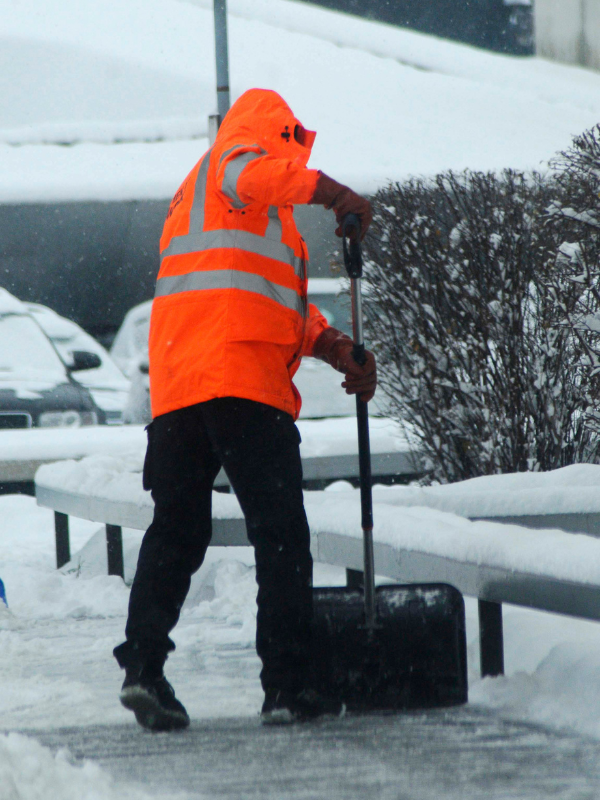 Schneeräumung einer Einfahrt